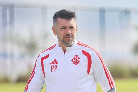 Pezzolano em treino do Inter no CT Parque Gigante, em Porto Alegre