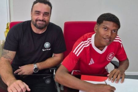 À direita, Gelado, novo reforço para a base do Internacional