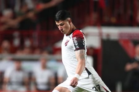 Esquivel em ação pelo Athletico-PR contra o Atlético-GO