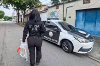 Menina de 12 anos denuncia estupro coletivo por 8 adolescentes no Rio de Janeiro