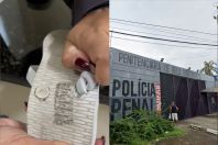 Vídeo: mulher tenta entrar em presídio de BH com droga em chinelo após 'saidinha'