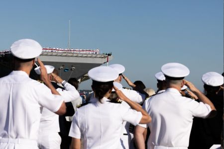 Após guerra no Irã e captura de Maduro, maior porta-aviões dos EUA retorna ao país