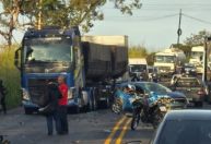 Acidente com caminhão deixa motociclista gravemente ferido na Grande BH