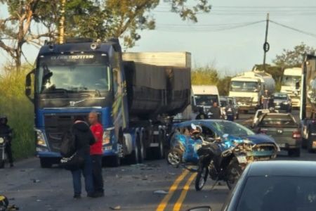 Acidente com caminhão deixa motociclista gravemente ferido na Grande BH