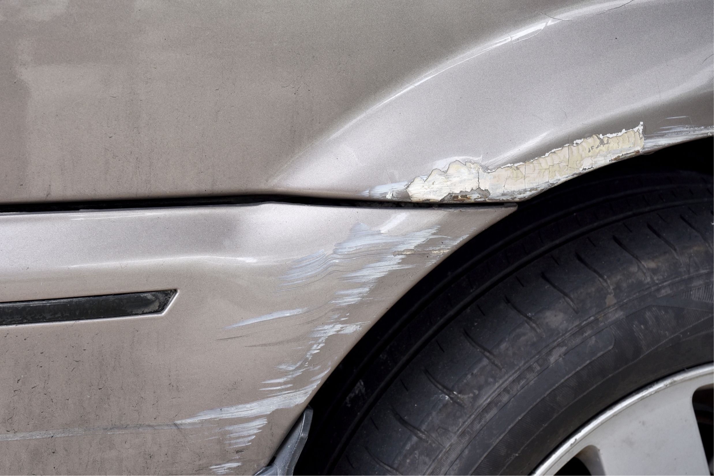 Como remover arranhões do carro em minutos usando um produto que você tem no banheiro