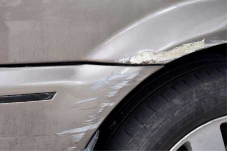Como remover arranhões do carro em minutos usando um produto que você tem no banheiro