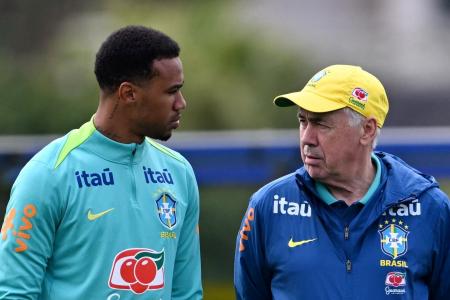 Gabriel Magalhães e Carlo Ancelotti em treino da Seleção Brasileira