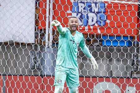 Weverton, da Seleção Brasileira, em ação pelo Grêmio
