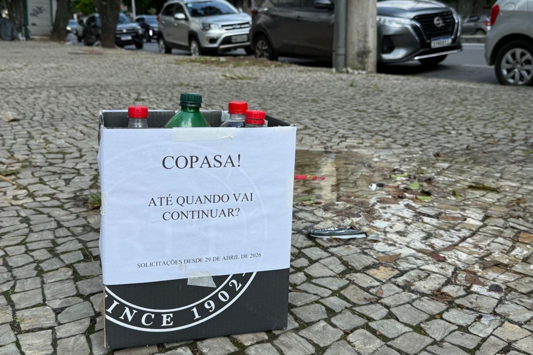 'Até quando vai continuar'? Protesto inusitado cobra Copasa sobre vazamento em BH; veja vídeo