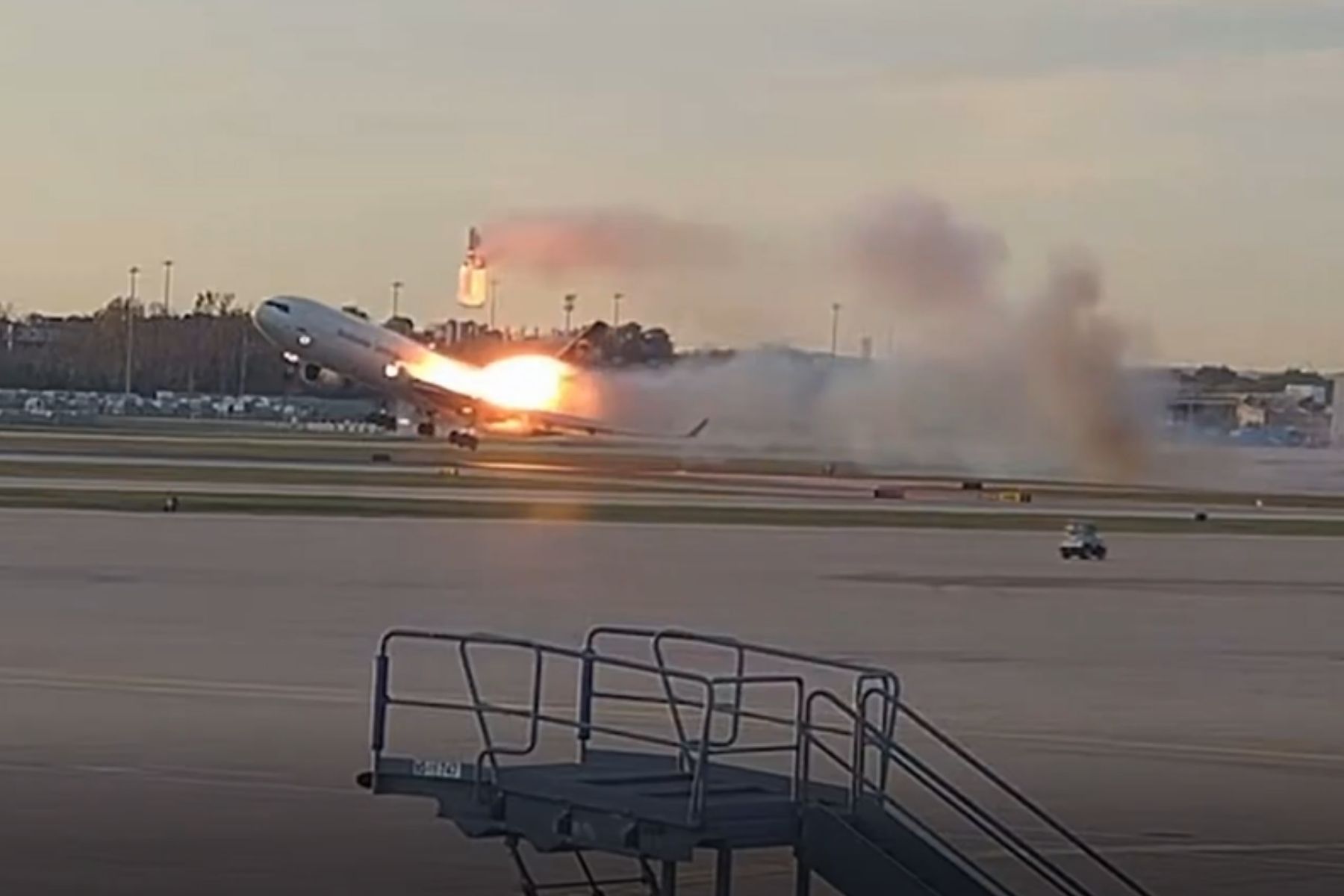 Vídeo flagra momento em que motor se desprende de avião em acidente nos EUA; veja