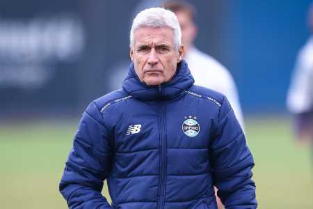 Luís Castro em treino do Grêmio