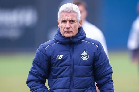 Luís Castro em treino do Grêmio