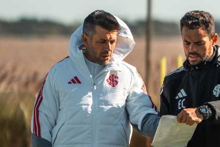 À esquerda, Paulo Pezzolano, uruguaio e técnico do Internacional