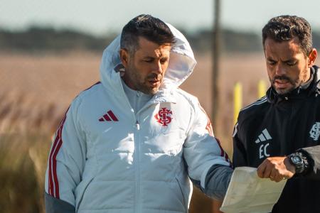 À esquerda, Paulo Pezzolano, uruguaio e técnico do Internacional