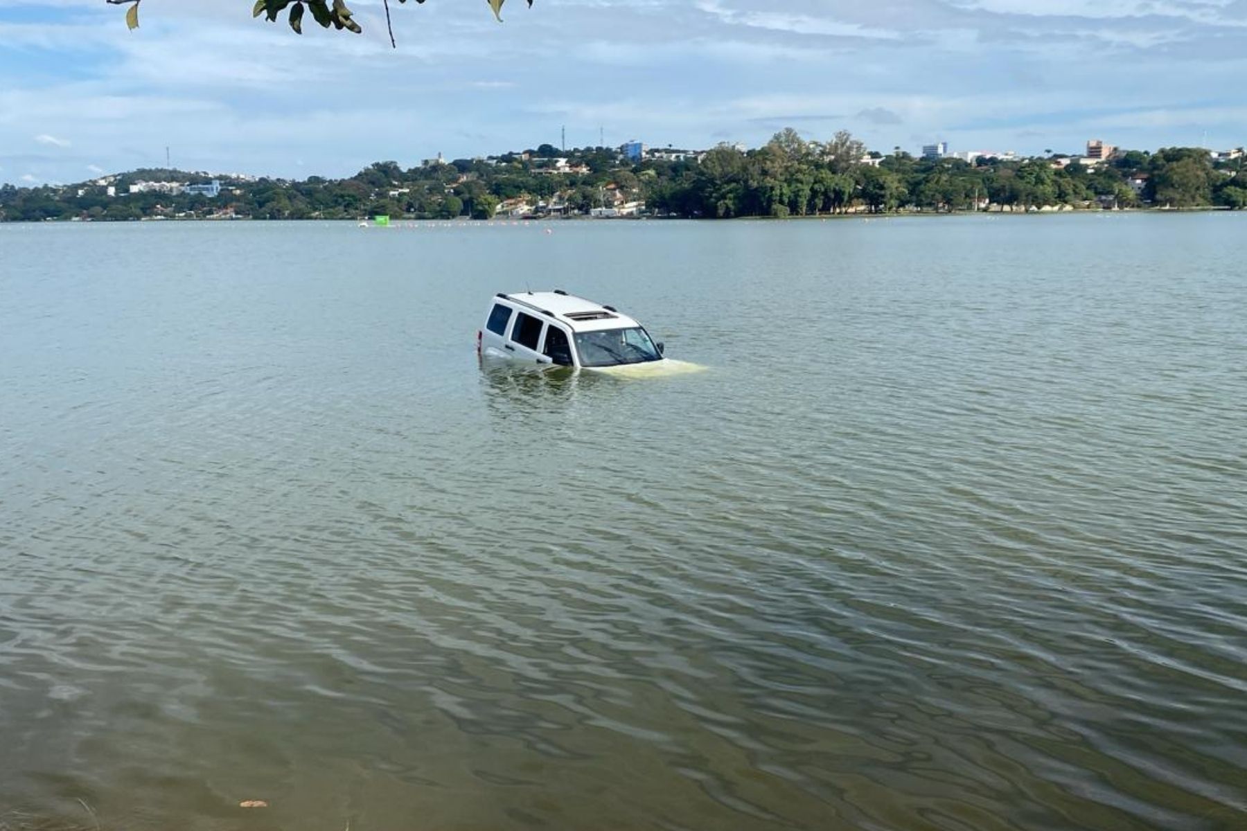 Carro cai na Lagoa Central de Lagoa Santa após motorista perder controle da direção