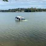 Carro cai na Lagoa Central de Lagoa Santa após motorista perder controle da direção