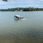 Carro cai na Lagoa Central de Lagoa Santa após motorista perder controle da direção