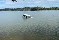 Carro cai na Lagoa Central de Lagoa Santa após motorista perder controle da direção