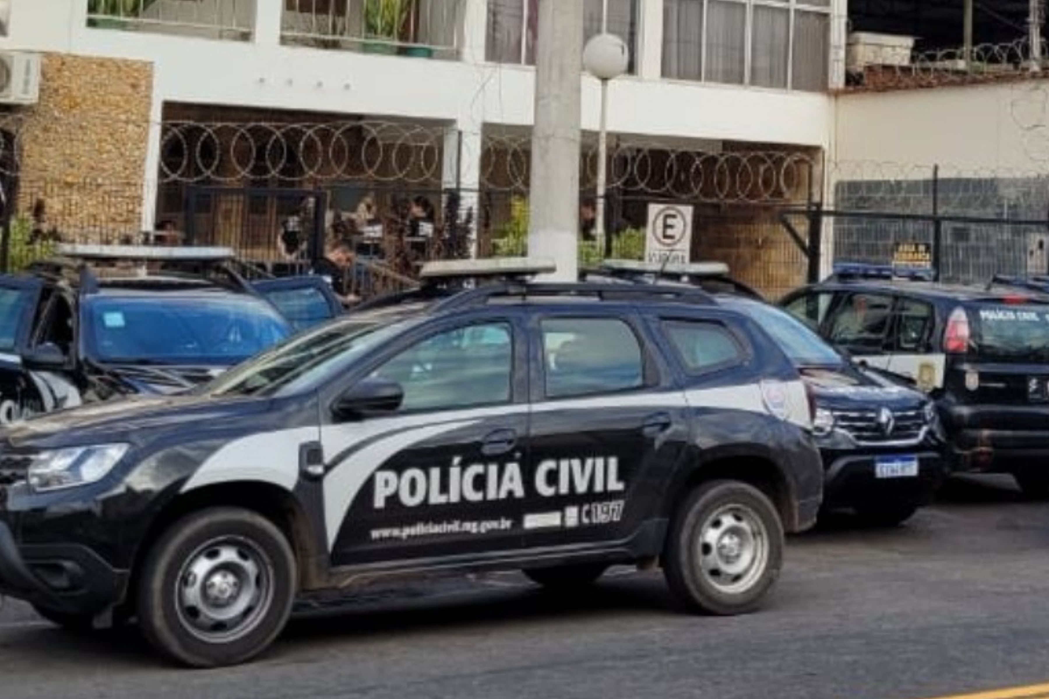 Suspeito de matar ex a facadas e trancar corpo no banheiro é indiciado por feminicídio