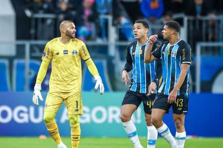 Weverton e zagueiros Viery e Luís Eduardo em ação pelo Grêmio