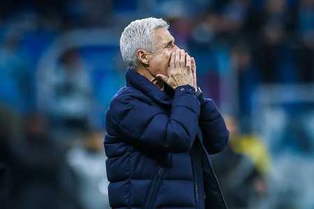 Luís Castro, técnico do Grêmio, à beira do campo contra o Palestino