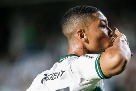 Éberth marcou dois gols pelo Coritiba