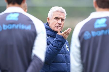 Luís Castro comanda o Grêmio em treino no CT Luiz Carvalho