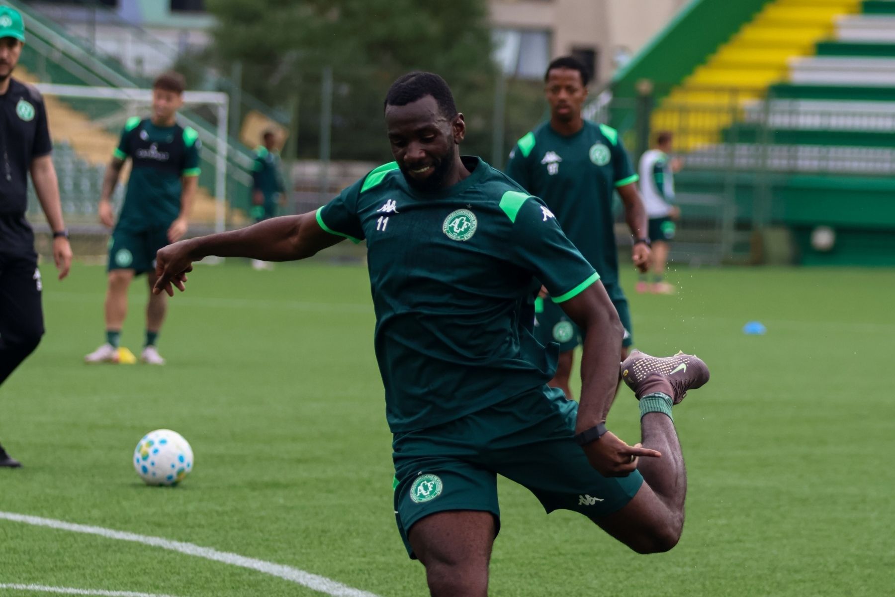 Bolasie retorna para reencontro, mas Chape tem baixa importante contra Cruzeiro