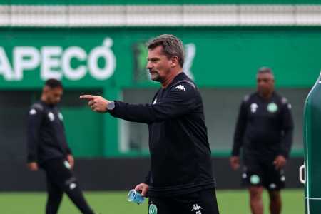 Fabio Matías treina a Chapecoense para enfrentar o Cruzeiro