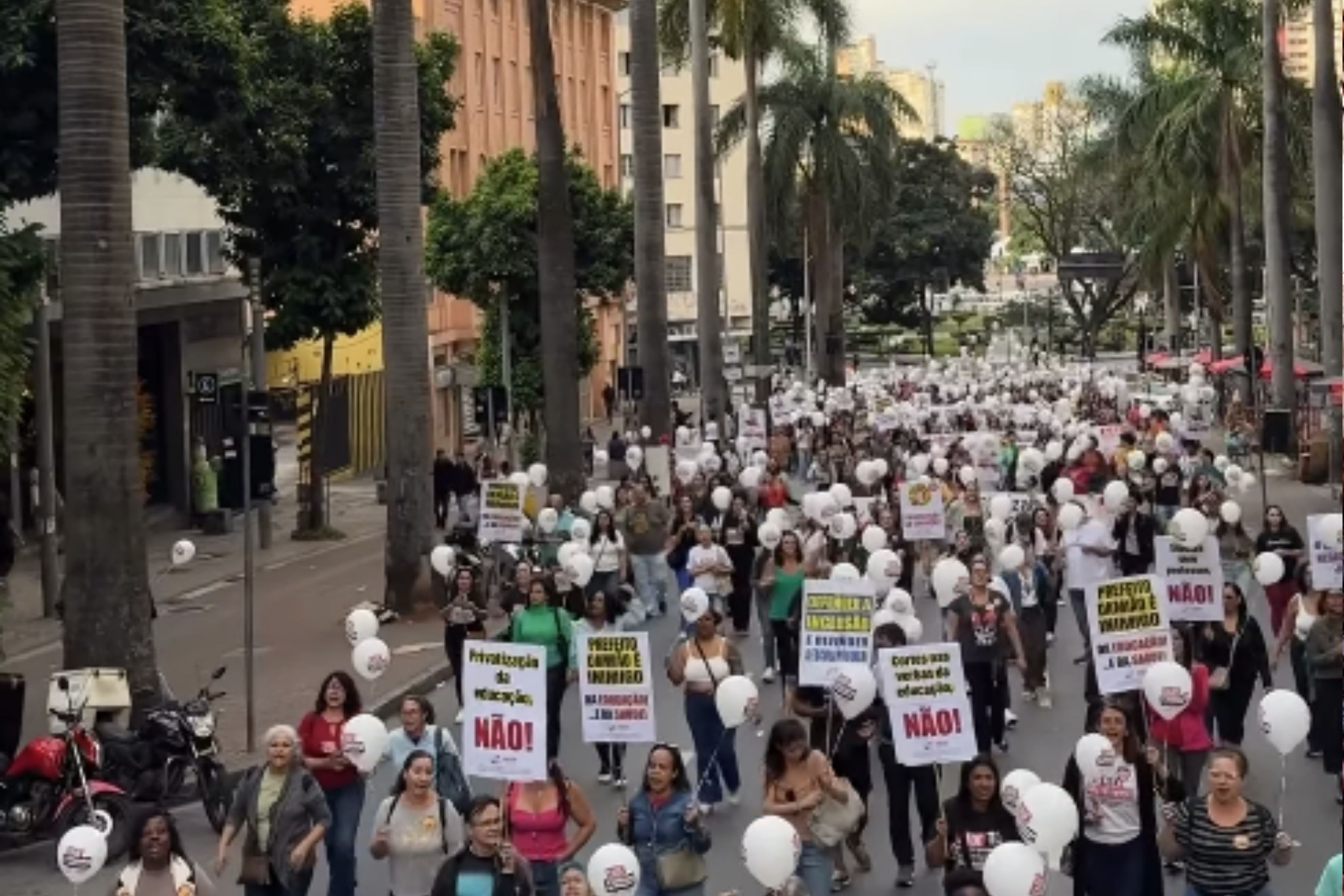 Servidores da educação de BH mantêm greve e marcam nova assembleia para terça (26)