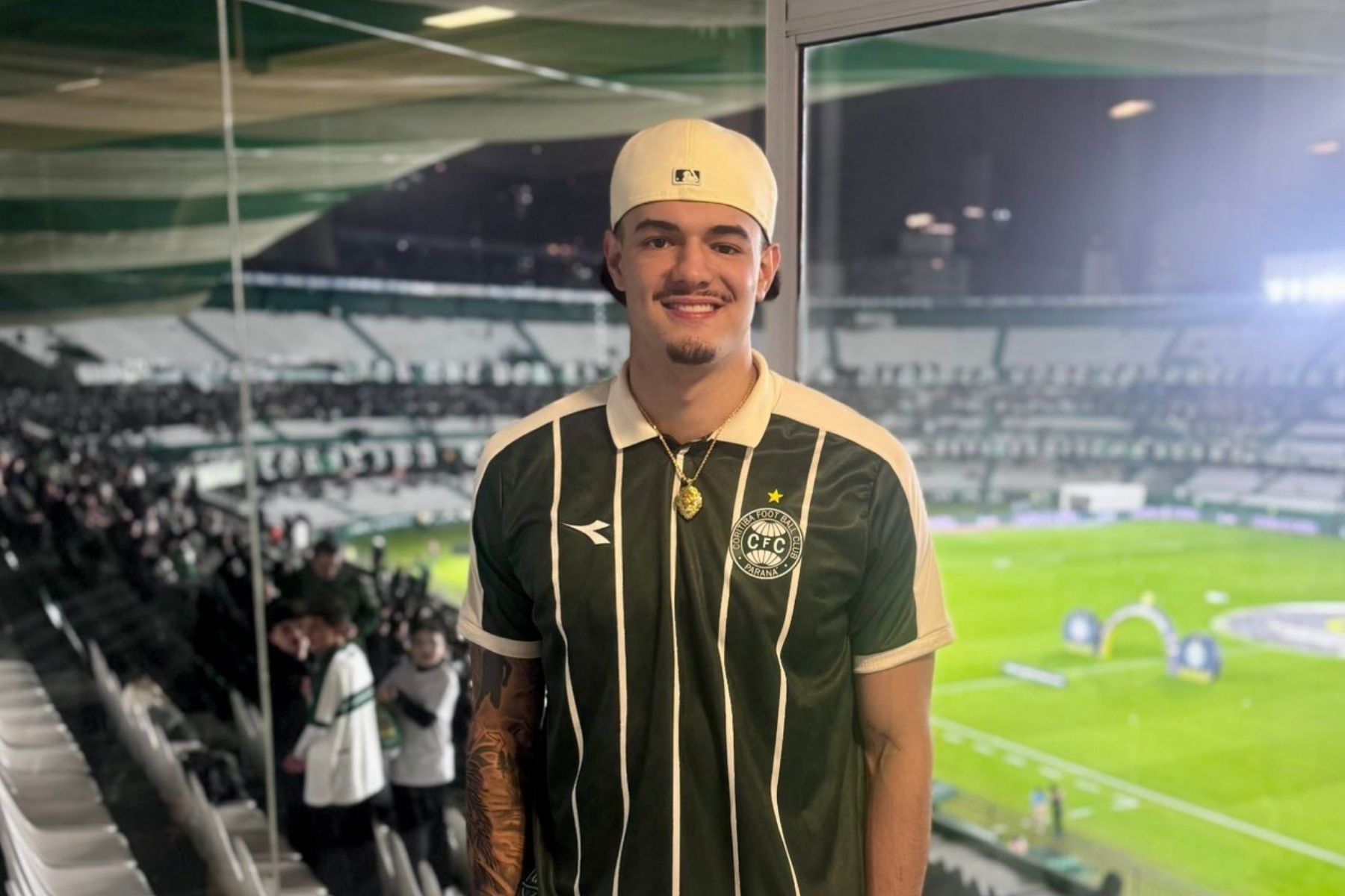 Gui Santos aproveita férias da NBA e assiste a Coritiba x Bahia no Couto Pereira