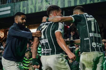 Lavega e Breno Lopes comemoram gol do Coritiba sobre o Bahia