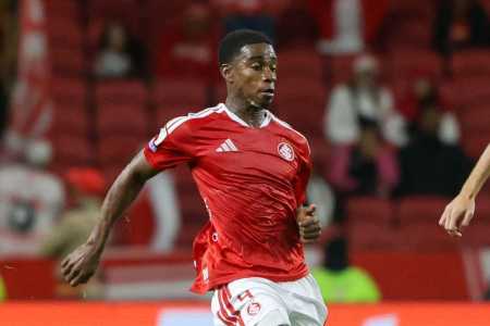 Félix Torres em ação pelo Inter