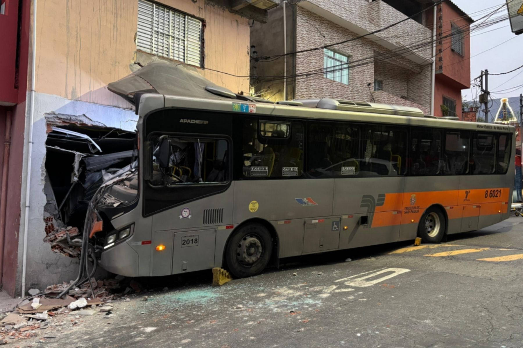 Ônibus bate em casa e deixa ao menos 8 feridos em SP