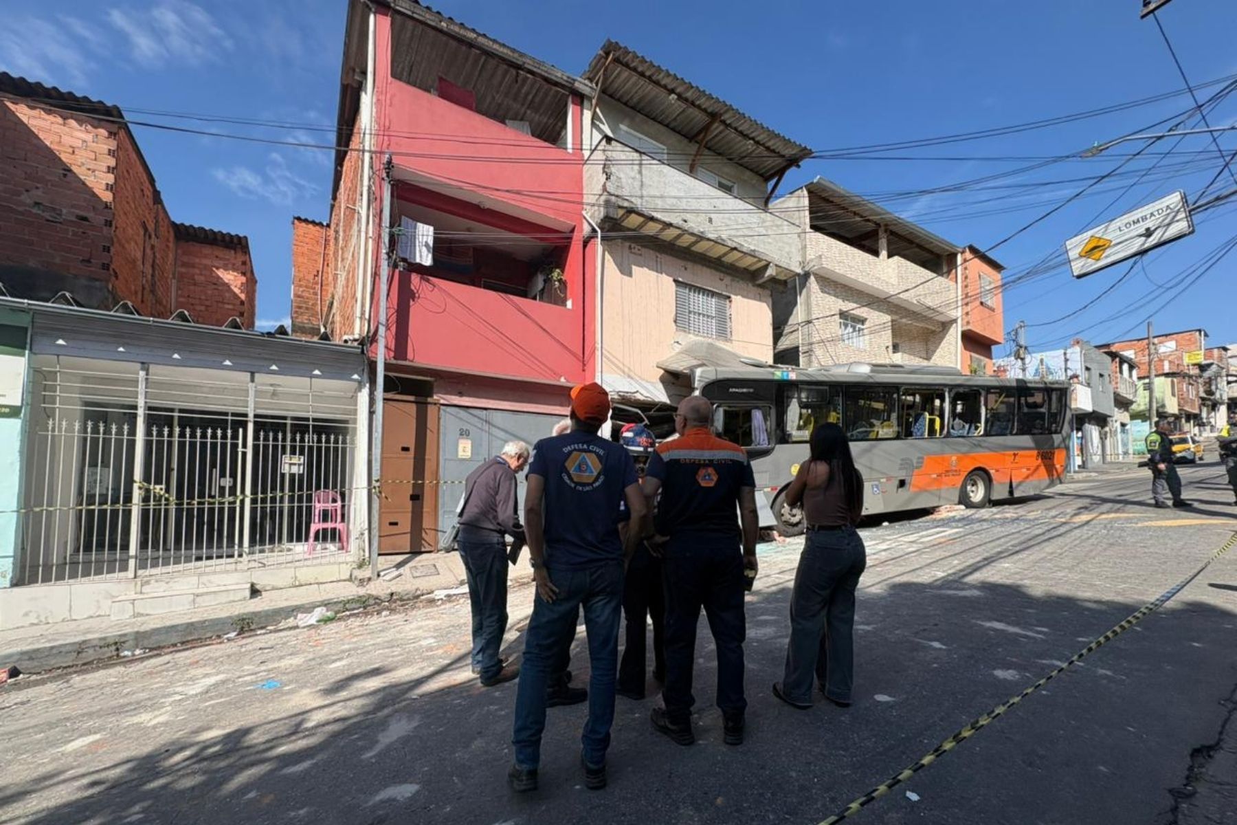 Casa em que ônibus bateu em SP corre risco de desabamento