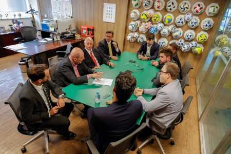 Representantes do Inter reunidos para protocolar pedido à CBF