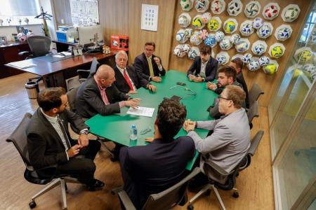 Representantes do Inter reunidos para protocolar pedido à CBF