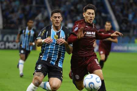 À esquerda, Pavon, do Grêmio, em ação contra o Torque
