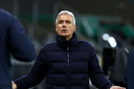 Luís Castro à beira do campo da Arena do Grêmio