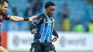 Alvo de clubes europeus, Gabriel Mec é direto sobre futuro no Grêmio