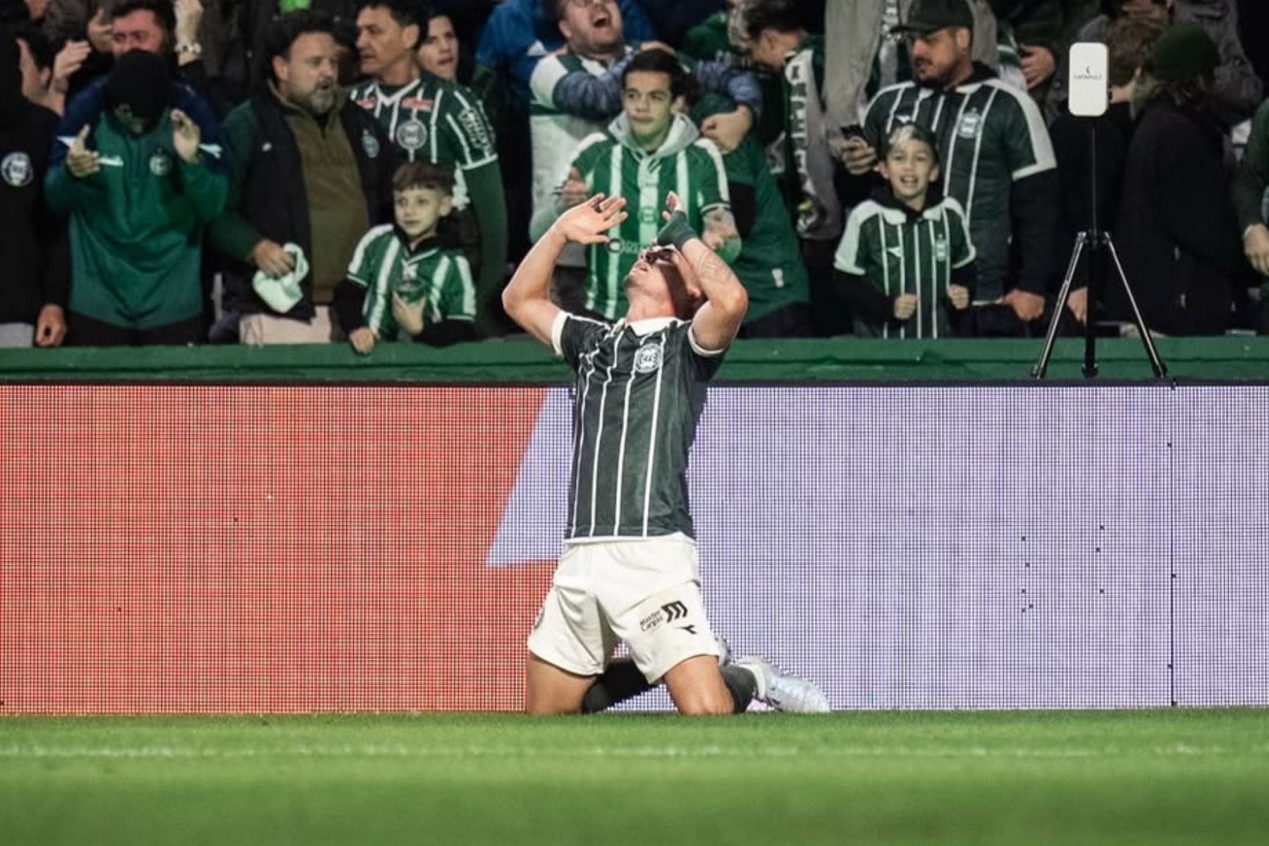Coritiba tem dúvida e deve enfrentar o Flamengo com ex-Flu no ataque