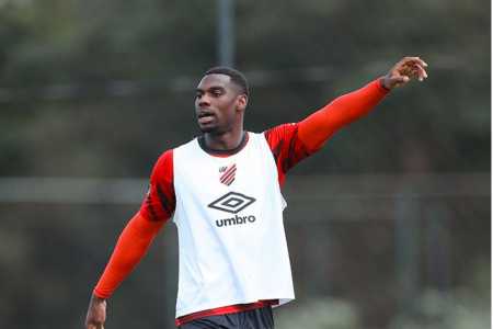 Terán volta a treinar no CT do Caju, em Curitiba, e vira opção no Athletico-PR