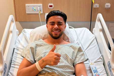 Mycael, do Athletico-PR, no hospital após cirurgia na perna