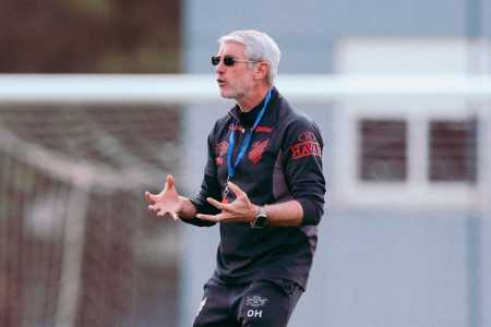 Odair comanda o Athletico-PR em treino no CT do Caju