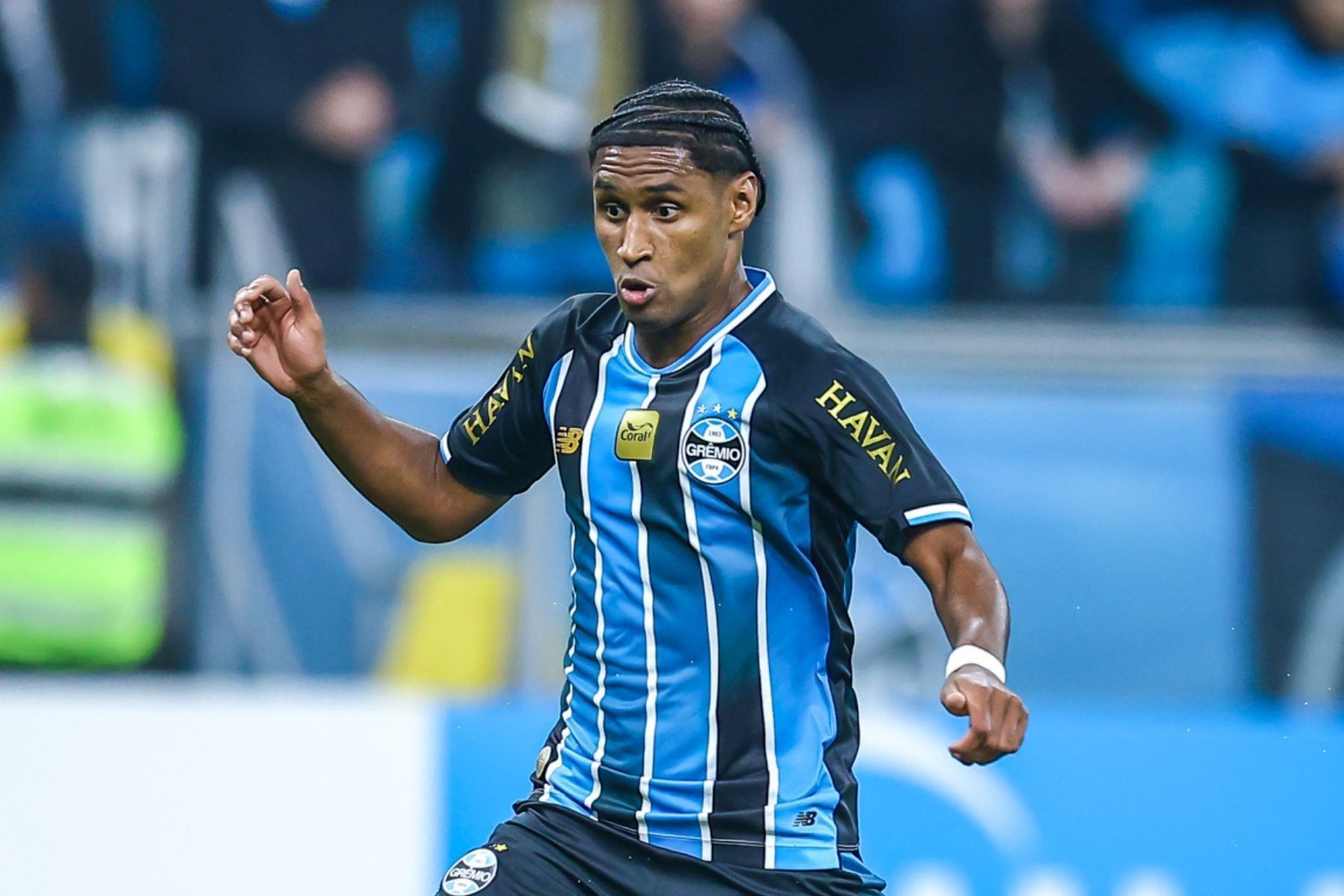 Atacante do Grêmio ganha confiança e pode seguir titular contra Corinthians