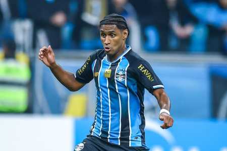 Tetê em ação pelo Grêmio no empate com o Torque