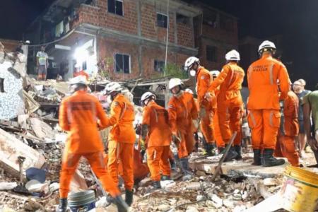 Imóvel desaba na Bahia • Corpo de Bombeiros Militar da Bahia