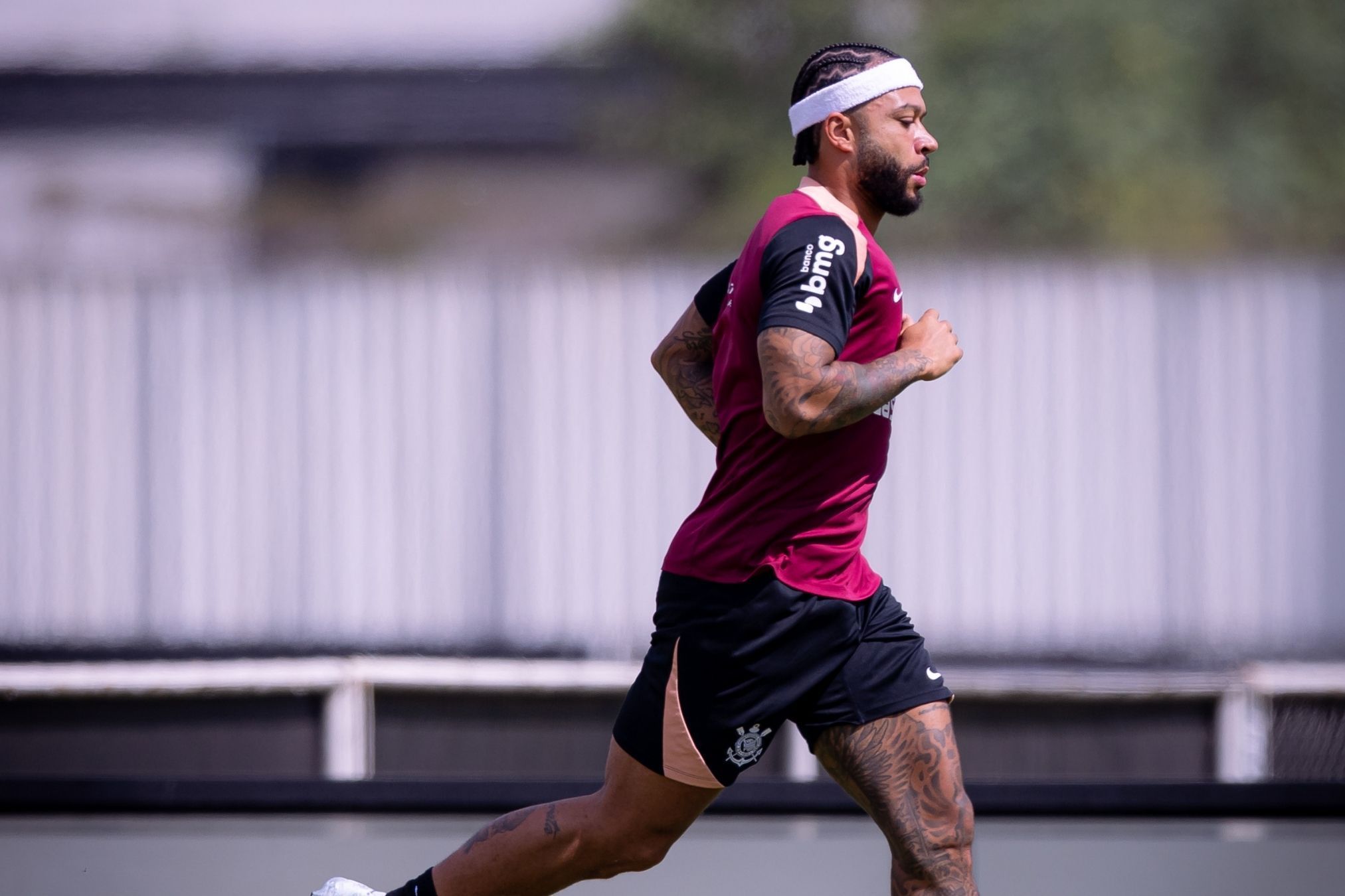 Corinthians avança em conversas com empresa para bancar renovação de Memphis