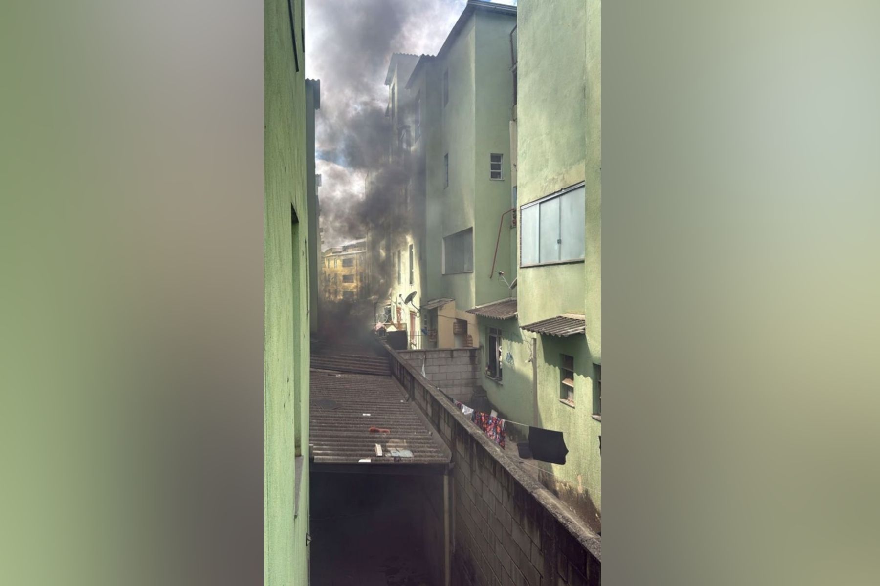 Bombeiros combatem incêndio em Contagem; suspeito de ação criminosa
