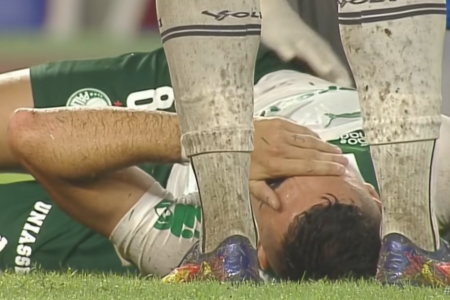Andreas Pereira contorcendo de dor no chão